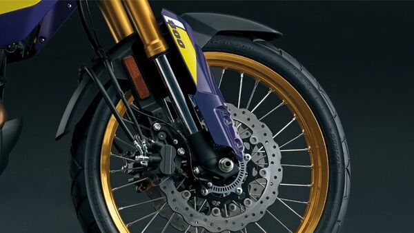 Suzuki is using a 21-inch front and 17-inch rear wheel. There are spoked-rims as well. Suzuki is using a 21-inch front and 17-inch rear wheel. There are spoked-rims as well.