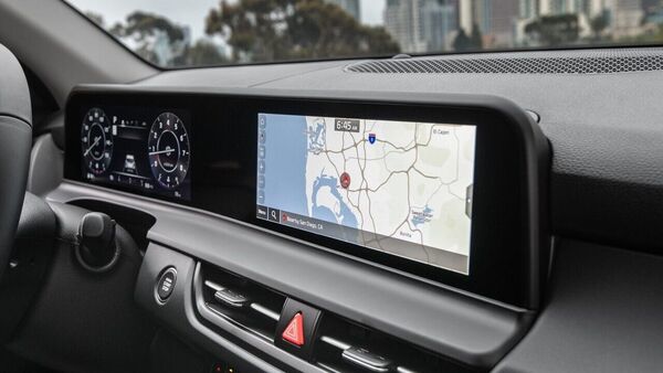 The Seltos 2023 features an updated 10.25-inch touchscreen infotainment system with a new 10.25-inch digital driver display. 