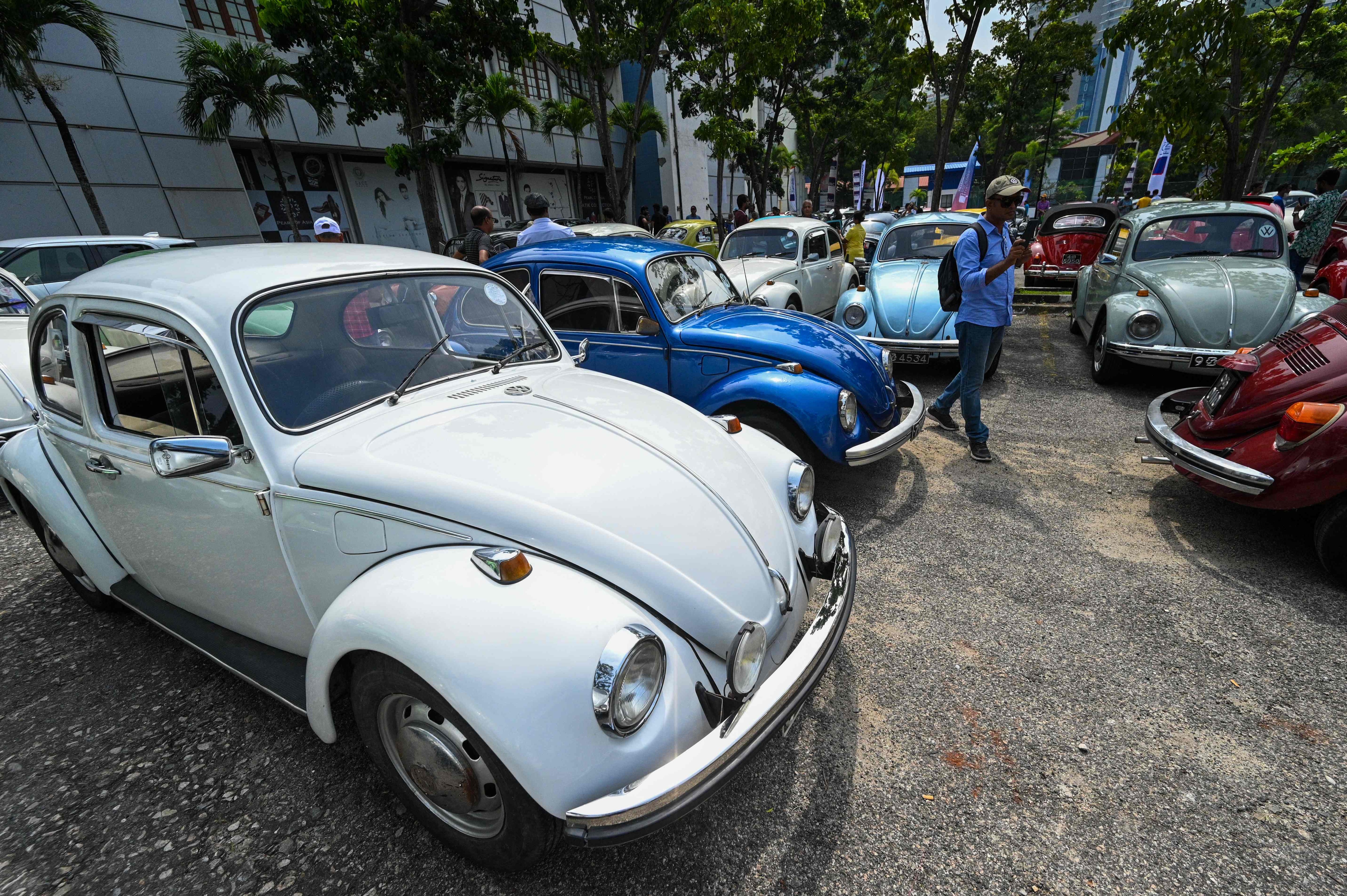 10950 దశకంలో రూపొందించిన వోక్స్​వ్యాగన్​ బీటిల్​ కార్లు కూడా ఈ క్లబ్​ వద్ద ఉండటం విశేషం.