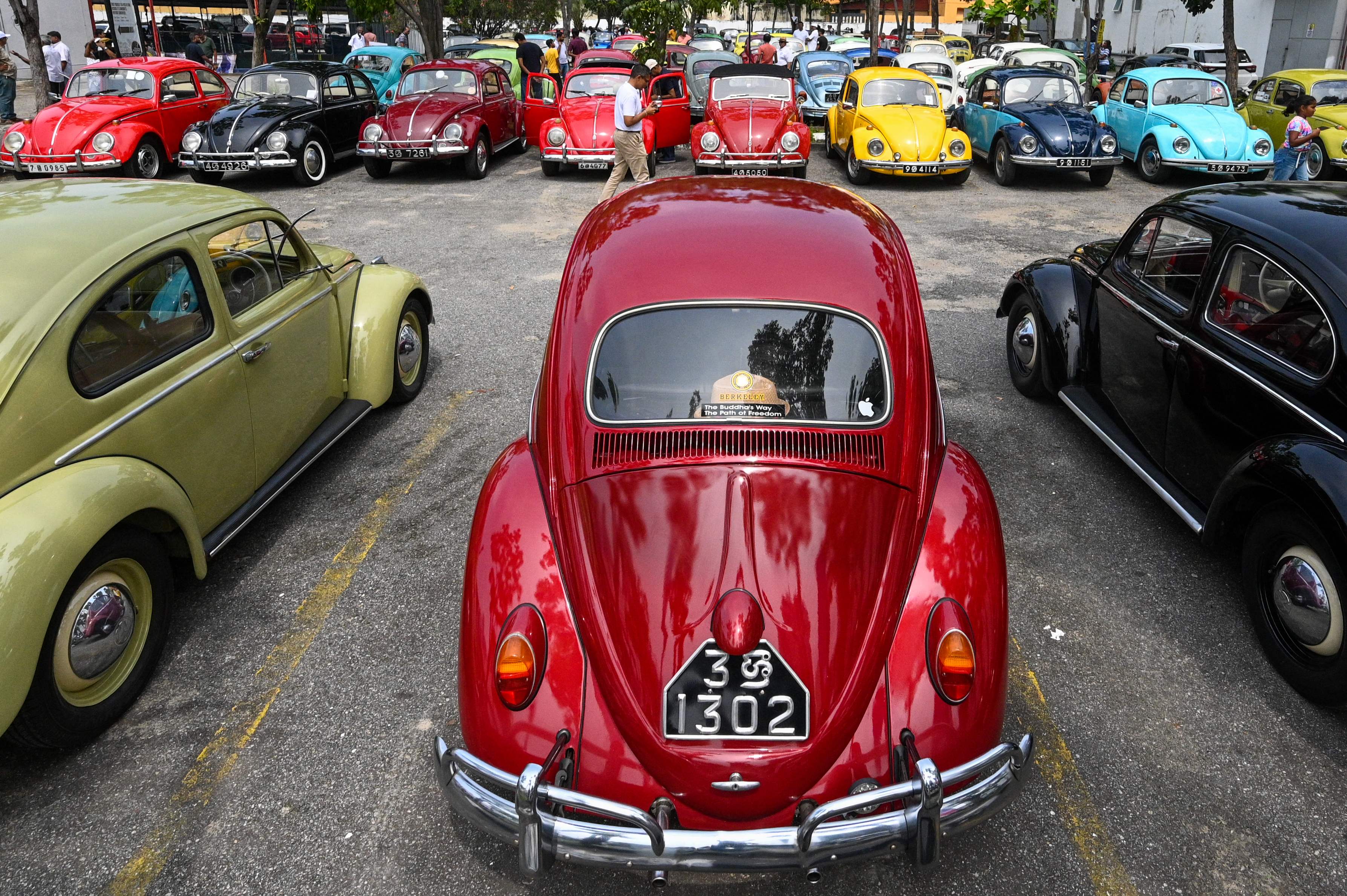 ఆటో రంగానికి సంబంధించి.. శ్రీలంక కొలంబియాలో ఓ ఈవెంట్​ జరిగింది. అందులో.. వోక్స్​వ్యాగన్​ బీటిల్​ కార్లు సెంటర్​ ఆఫ్​ అట్రాక్షన్​గా నిలిచాయి. వోక్స్​వ్యాగన్​ బీటిల్​ ఓనర్స్​ క్లబ్​ సభ్యులు ఈ కార్లను ప్రదర్శనకు ఉంచారు.