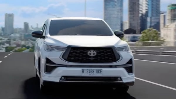 Under the hood is a 2.0-litre 4-cylinder Dual VVT-i petrol engine. Mated to a strong hybrid technology, the Innova HyCross can generate 152 PS of power and 188 Nm of peak torque. The transmission job is handled by a CVT unit. Under the hood is a 2.0-litre 4-cylinder Dual VVT-i petrol engine. Mated to a strong hybrid technology, the Innova HyCross can generate 152 PS of power and 188 Nm of peak torque. The transmission job is handled by a CVT unit.
