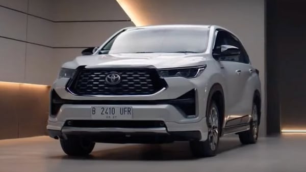 The face of the Innova HyCross is visibly different from Innova Crysta. It now gets a bolder hexagonal grille with chrome inserts as underline. The grille is flanked by sleek LED headlights. The chunky front bumper comes with LED DRLs on either side. The face of the Innova HyCross is visibly different from Innova Crysta. It now gets a bolder hexagonal grille with chrome inserts as underline. The grille is flanked by sleek LED headlights. The chunky front bumper comes with LED DRLs on either side.