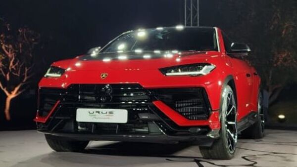 The Urus Performante has a aggressive front end with a carbon fiber front bumper and splitter along with a new black front air intake that is said to help increase engine cooling.