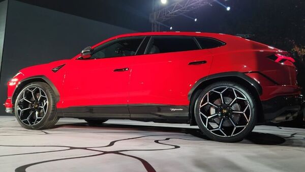 Urus Performante accelerates from 0-100 km / h in just 3.3 seconds and brakes from 100 km / h to stop in 32.9 meters.