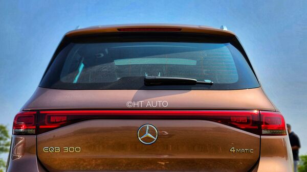 Mercedes EQBಯ ಹಿಂಬದಿಯೂ ಅತ್ಯಾಕರ್ಷಕವಾಗಿದೆ. ಎಲ್‌ಇಡಿ ಟೇಲ್‌ ಲ್ಯಾಂಪ್‌ಗಳ ನಡುವೆ ಲೈಟ್‌ ಪಟ್ಟಿ ಇದೆ.