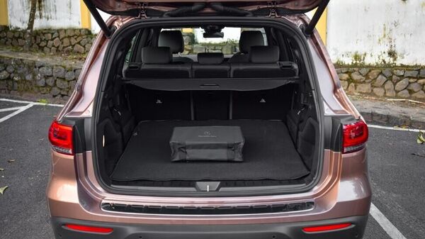 The Mercedes-Benz EQB has a luggage compartment volume of about 460 liters when the last row is lowered.  This goes up to 1600 liters when the second row of seats is laid flat.