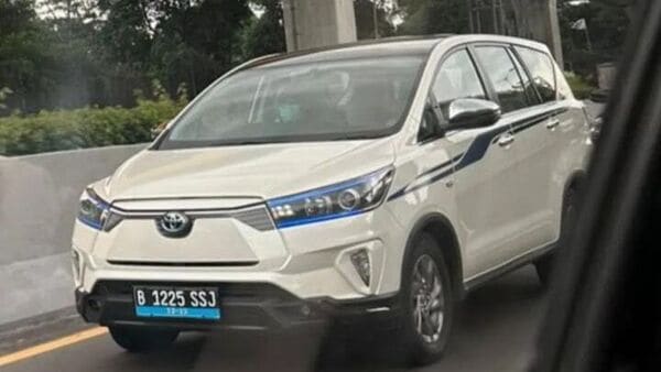 This Toyota Innova MPV with a closed grille, likely due to an electric powertrain, was recently spotted testing without camouflage.  (Photo credit: Instagram/indra_fathan)