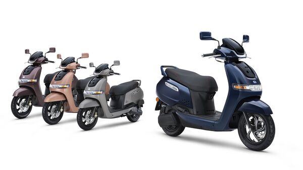 The base and S models of the TVS iQube electric scooter offer a range of 100 kilometers on a single charge, while the top-of-the-line ST version offers a range of 140 kilometers.