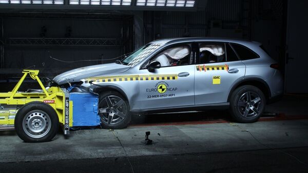 The luggage compartment of the new generation Mercedes-Benz GLC is stable in the frontal encroachment test