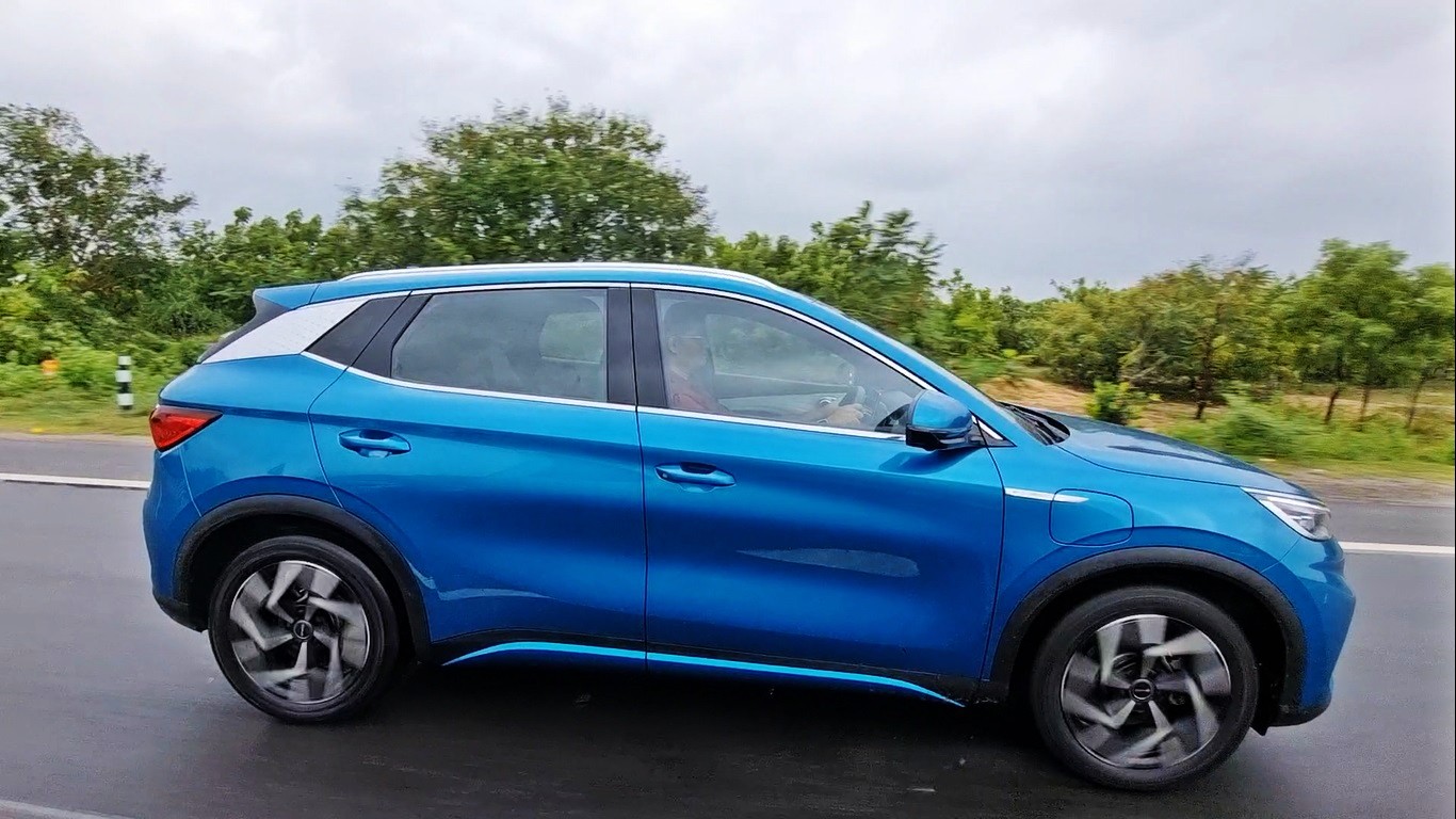 The BYD Atto 3 offers excellent high speed stability while body roll is minimal around corners thanks to the floor-mounted batteries The BYD Atto 3 offers excellent high speed stability while body roll is minimal around corners thanks to the floor-mounted batteries