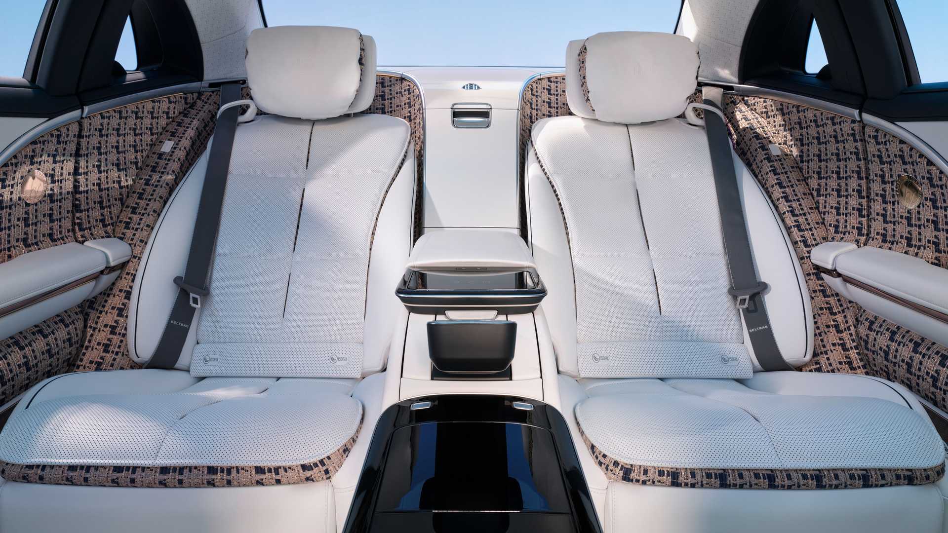 Mercedes-Maybach S-Class Haute Voiture gets special colourful fabric and leather upholstery inside the cabin.క్యాబిన్​లో ప్రత్యేకంగా రూపొందించిన ఫాబ్రిక్స లెథర్​​ ఉంటుంది.