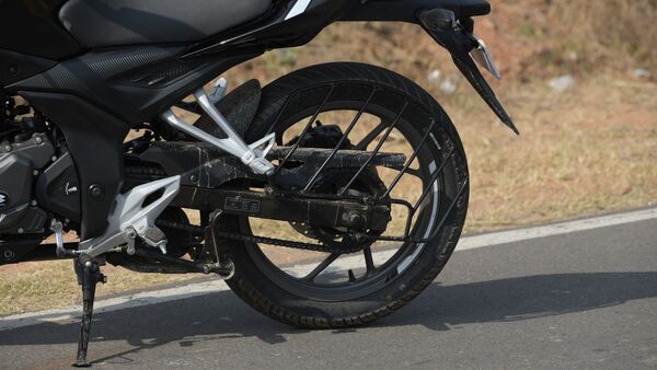 The chassis of the Pulsar P150 is shared with the N160.  It is 10 kg lighter than its predecessor Pulsar 150.