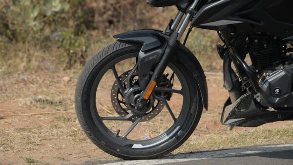 The alloy wheel design is also new and Pulsar P150 uses tubeless tires.