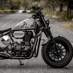 The shop had to make custom fenders, toolbox, fork covers, carburettor covers, handlebar, risers and exhaust cover.