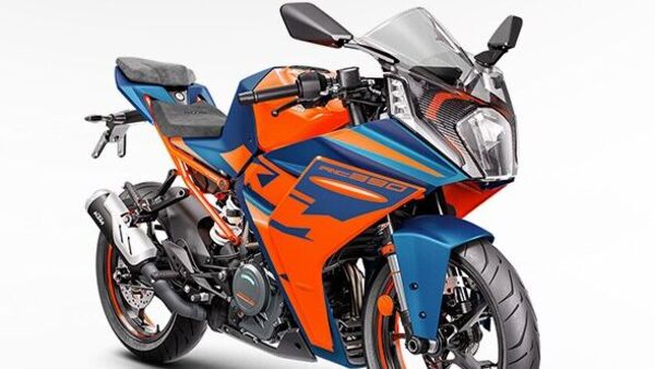 The bodywork of the 2022 RC 390 is inspired by KTM's MotoGP motorcycles. 