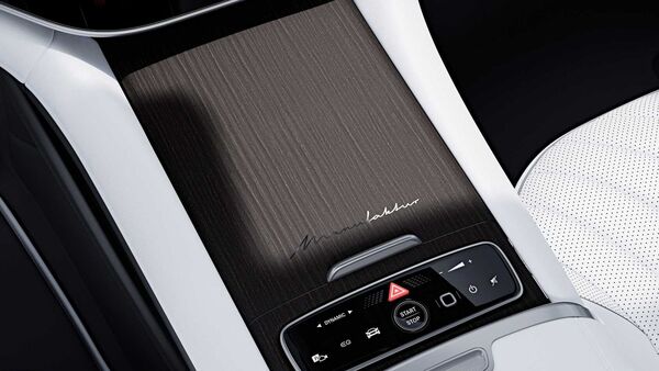 The Personalization Package for the EQS offers the Manufaktur badge in chrome on the center console.