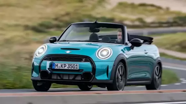 MINI Cooper Convertible Seaside Edition is available in two different exterior shade options.