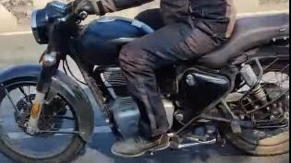 Bullet 350 will be more basic than Classic 350. (Image: YouTube/travelwithsheela7519)