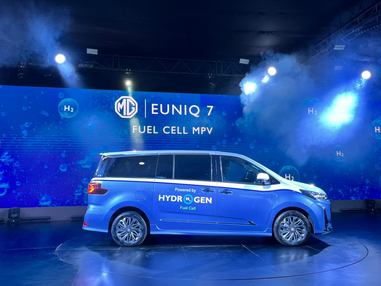 MG Euniq 7 hydrogen fuel-cell MPV