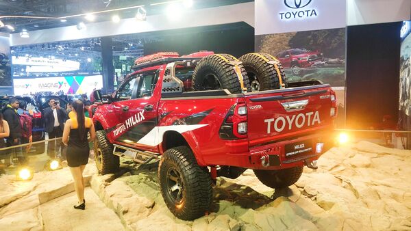 The Hilux Extreme Off-Road Concept gets a 6-inch lift kit along with massive 37-inch Radar Renegade R/T off-road tyres