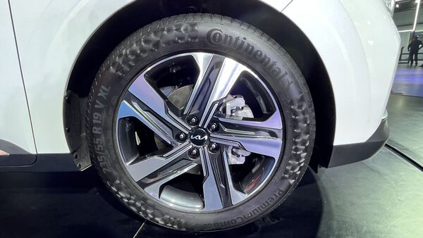 The car has received new design alloy wheels, shifting from the current Carnival's wheel design. The car has received new design alloy wheels, shifting from the current Carnival's wheel design.