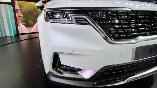 The rectangular shaped LED headlamp is paired with the LED daytime running lights and chrome trims complement them, while connecting the headlamp cluster with large front grille. The rectangular shaped LED headlamp is paired with the LED daytime running lights and chrome trims complement them, while connecting the headlamp cluster with large front grille.