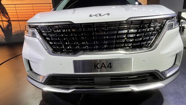 The large front grille gets plenty of chrome garnishing and it adds boldness to the car's front profile. The large front grille gets plenty of chrome garnishing and it adds boldness to the car's front profile.