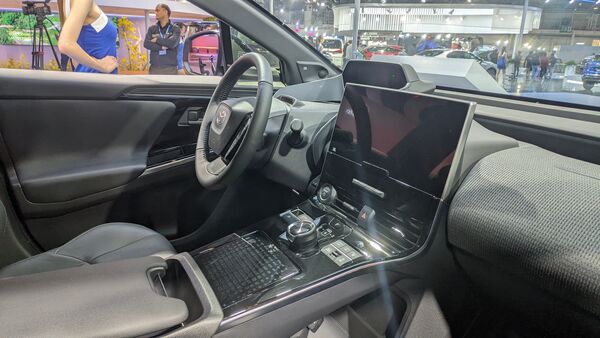 The infotainment system has a horizontal layout and is a touchscreen unit. The infotainment system has a horizontal layout and is a touchscreen unit.