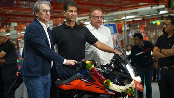 (LR) Stefan Pierer, CEO – Pierer Mobility AG with Rajiv Bajaj, MD & CEO, Bajaj and Gerald Kiska – Founder and Chairman of KISKA GmbH at the 1,000,000th launch