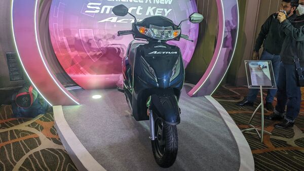 Aesthetically, the Activa looks exactly like the old one.  So it continues to come with LED headlights while the rest of the lighting is powered by halogen bulbs. 