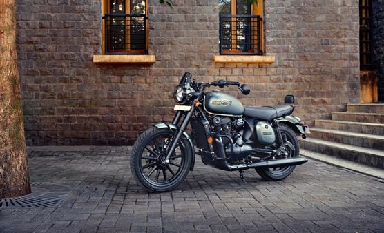 The Jawa 42 2.1 gets a new Cosmic Carbon shade similar to the one seen on the 42 Bobber