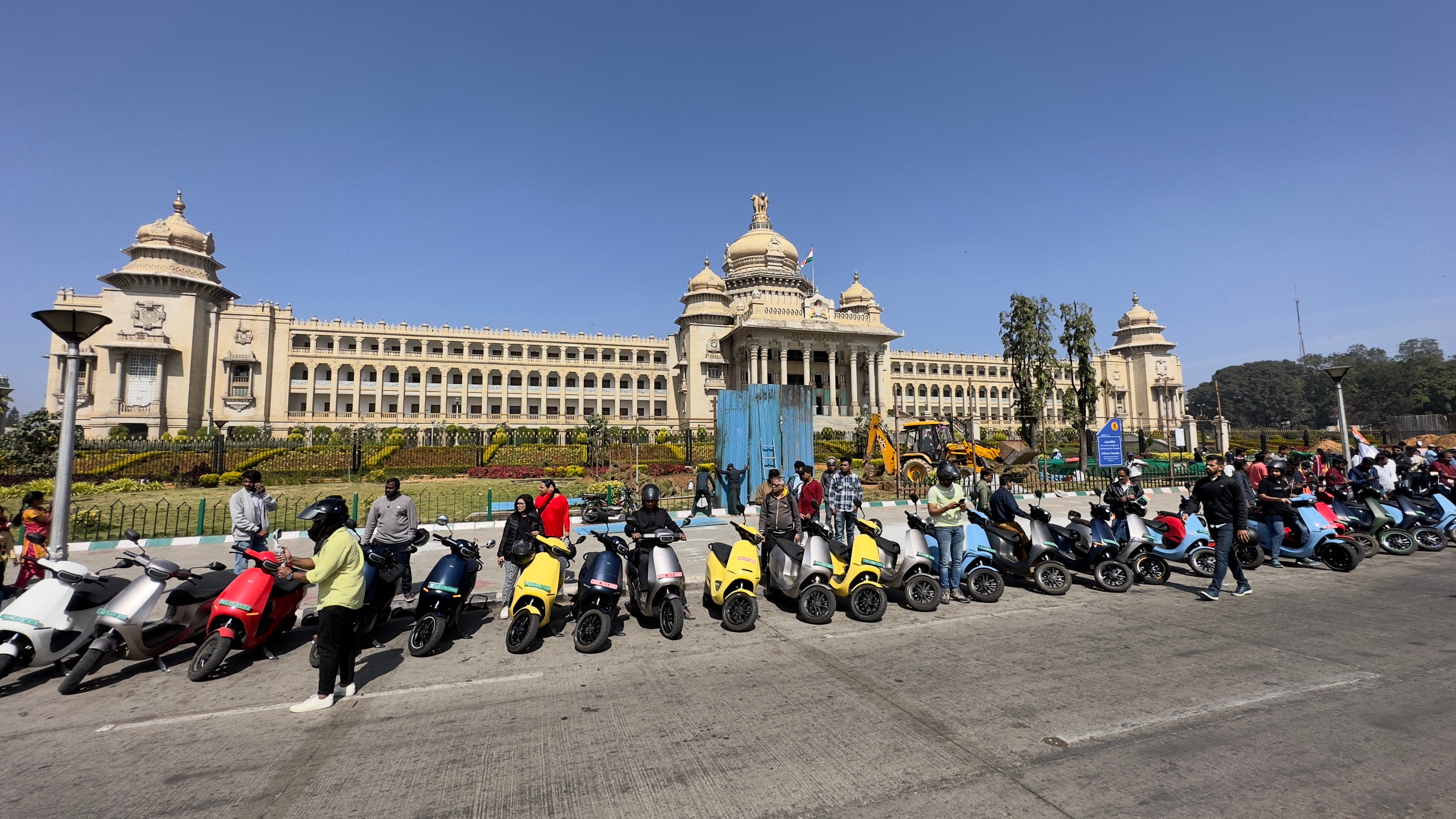 Ola is offering discounts of ₹10,000 on the S1 Pro and an additional exchange bonus of ₹10,000 as well till January 29, 2023 2023 Ola Unity Ride Republic Day