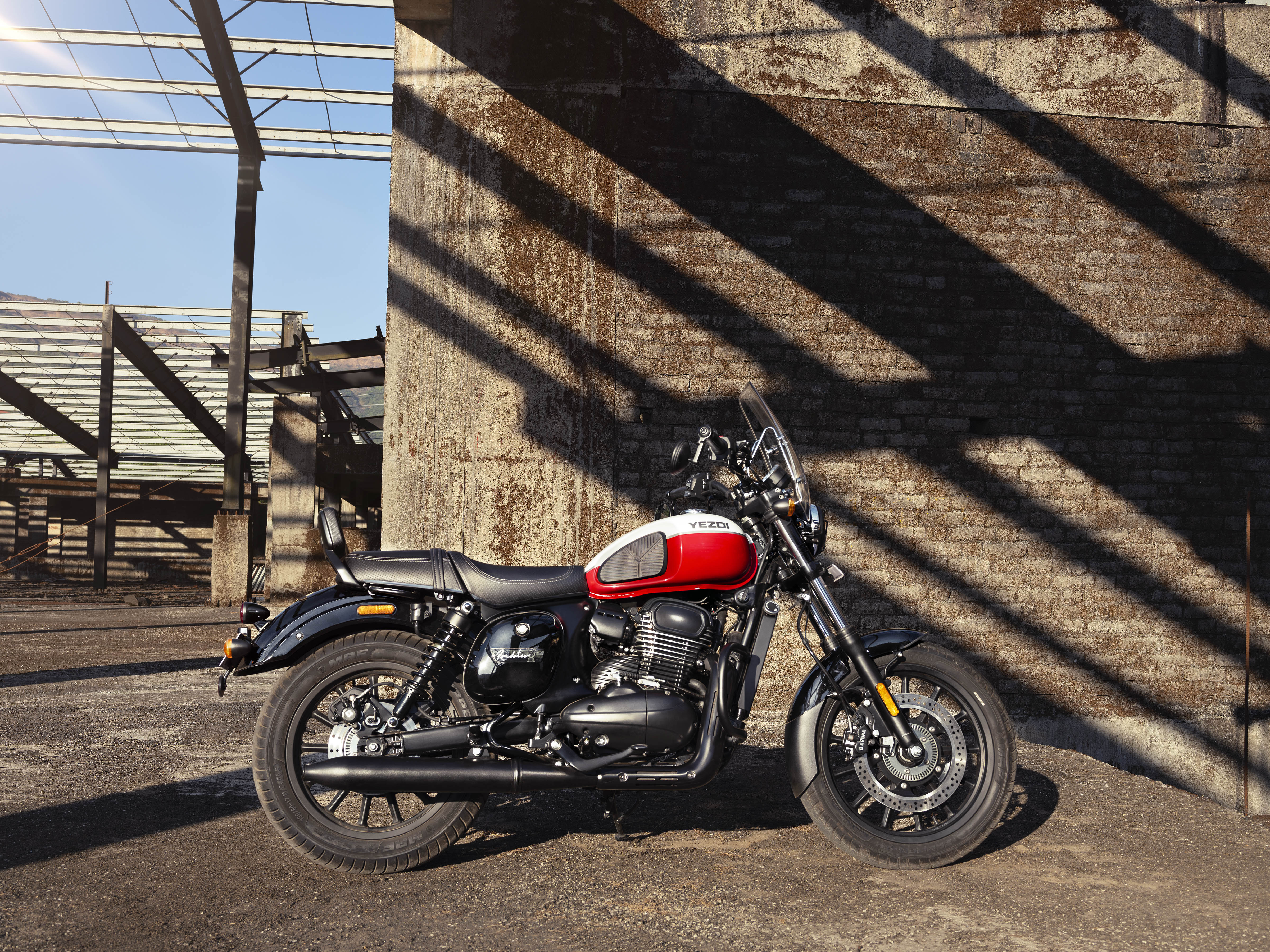 Yezdi Roadster: Yezdi Roadster లో కలర్ స్కీమ్ ను తప్పిస్తే, ఎలాంటి ఇతర మెకానికల్ మార్పులను చేయలేదు.