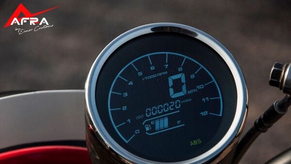 The motorcycle is now equipped with a new single-cluster digital instrument cluster.