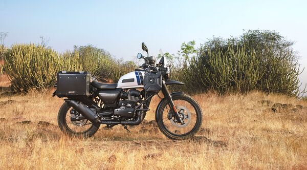 The Yezdi series continues to use a 334 cc engine, while the Jawa motorcycles use a 294 cc single cylinder engine