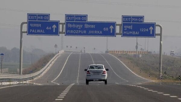 The Delhi-Mumbai Expressway is India's longest and will pass through five states including Delhi, Haryana, Rajasthan, Gujarat and Maharashtra.  (HT_PRINT)