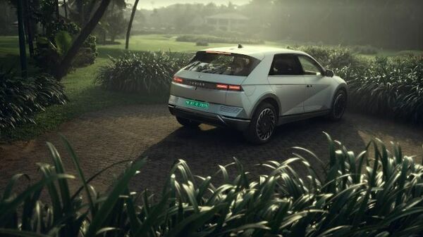 The Ioniq 5 has a simplistic body design that still is quite modern. The generous use of LED lights, the 20-inch alloys, the massive 3,000 mm wheelbase all help the EV stand out among its siblings.