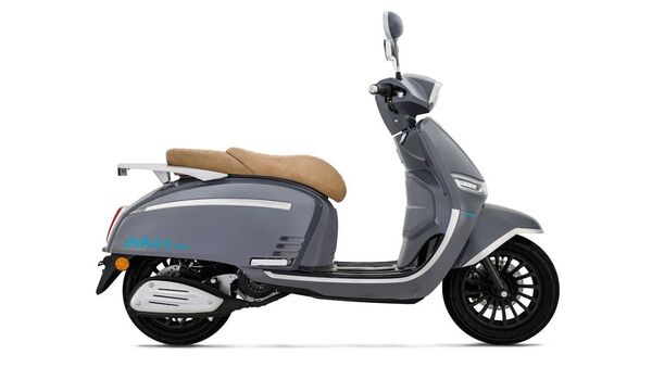 The Keeway Iskia 125 is powered by a 124.6 cc engine with 7.6 bhp but has a lower curb weight of 107 kg