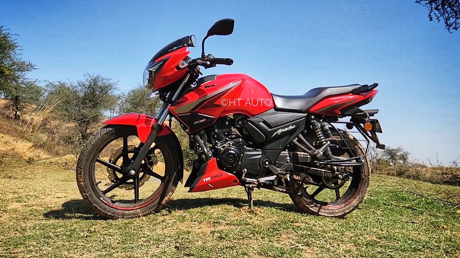 The styling of the Apache RTR 160 2V has been tweaked with new LED headlights, DRLs, racing graphics and revised taillights