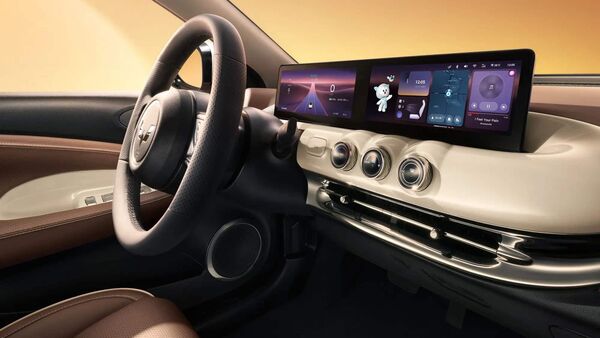 The dual screen looks very inspired by the modern Ioniq 5 