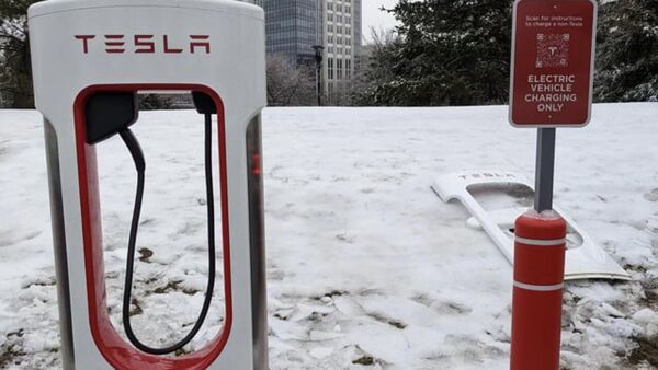 https://images.hindustantimes.com/auto/img/2023/02/26/600x338/Tesla_charging_dock_1677408619205_1677408633282_1677408633282.jpg