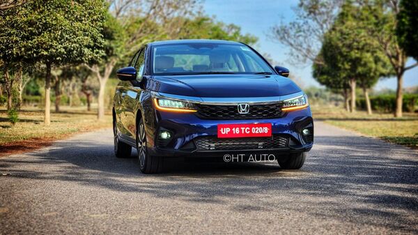 2023 Honda City: 2023 హోండా సిటీ కారు ఫేస్ లిఫ్ట్ వర్షన్ బేసిక్ ఎస్ వీ వేరియంట్ ఎక్స్ షో రూమ్ ధర రూ. 11.49 లక్షలుగా ఉంది. టాప్ ఎండ్ జెడ్ ఎక్స్ విత్ సీవీటీ వేరియంట్ ఎక్స్ షో రూమ్ ధర రూ. 15.97 లక్షలుగా నిర్ణయించారు.