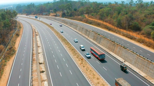 The expressway will have four rail overbridges, nine large bridges, 40 minor bridges, and 89 underpasses and overpasses. The expressway will have four rail overbridges, nine large bridges, 40 minor bridges, and 89 underpasses and overpasses.