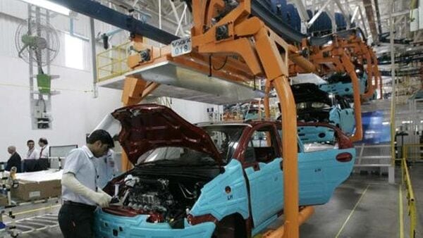 A worker assembles a new car on the assembly line at the General Motors plant in Talegaon, about 160 kilometers northeast of Mumbai.  (Documentary photo)