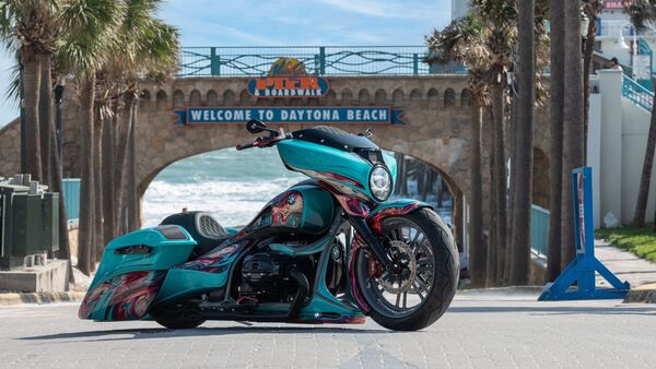 BMW Motorrad partnered with German customizer Fred Kodlin to customize the R 18 B, and the one-off product of this collaboration is called the Heavy Duty. BMW Motorrad partnered with German customizer Fred Kodlin to customize the R 18 B, and the one-off product of this collaboration is called the Heavy Duty.
