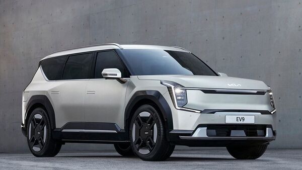 Kia has unveiled their new flagship electric SUV in the global market. It is called EV9 and looks essentially the same as the concept version that was also showcased at the Auto Expo 2023. Kia has unveiled their new flagship electric SUV in the global market. It is called EV9 and looks essentially the same as the concept version that was also showcased at the Auto Expo 2023.