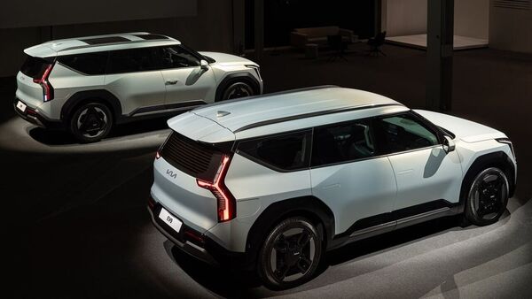 It seems like not every version of the EV9 will be equipped with a panoramic sunroof. At the rear, there will be vertical LED tail lamps. It seems like not every version of the EV9 will be equipped with a panoramic sunroof. At the rear, there will be vertical LED tail lamps.