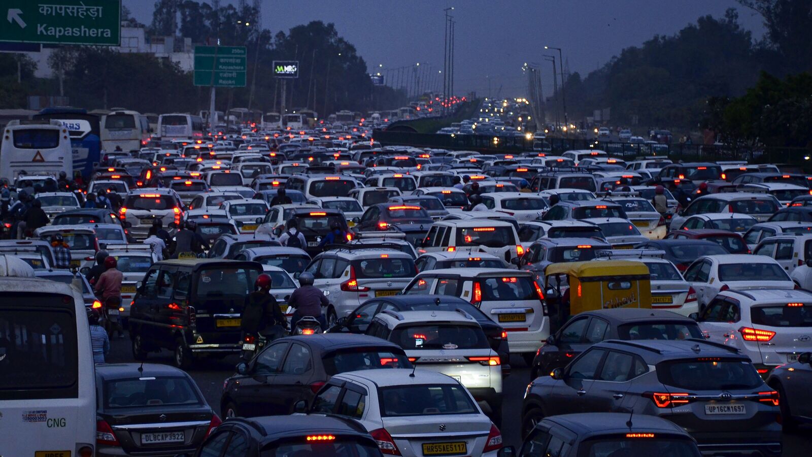 Massive traffic congestion continues in Delhi due to closure of key