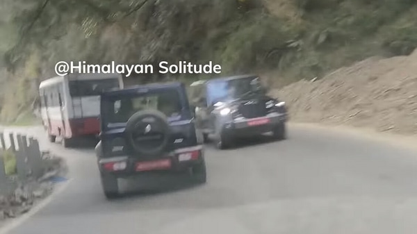 Mahindra Thar junto a Maruti Suzuki Jimny.  (Foto cortesía: YouTube/Soledad del Himalaya)