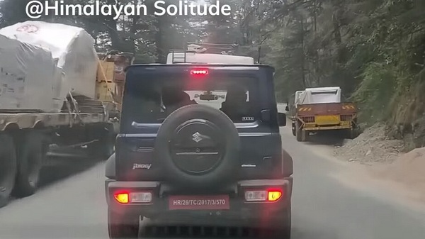 Maruti Suzuki Jimny en su esquema de pintura Negro Azulado.  (Foto cortesía: YouTube/Soledad del Himalaya)